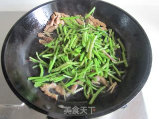 苋菜梗炒鸭脯肉丝的做法步骤：6