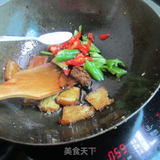 芹菜辣椒酱香肉的做法步骤：6