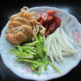 香肠油豆腐白菜丝的做法步骤：1