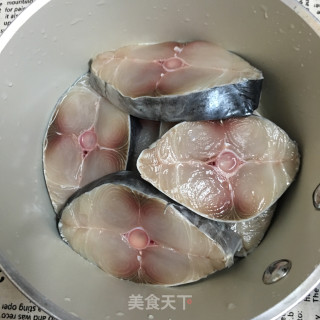 香煎马鲛鱼的做法步骤：1