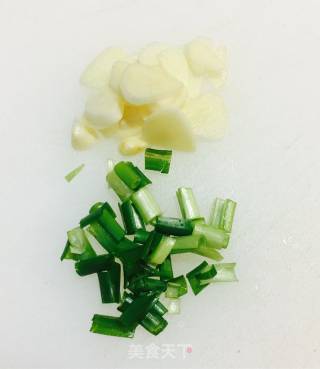 家常炒茄丝的做法步骤：1