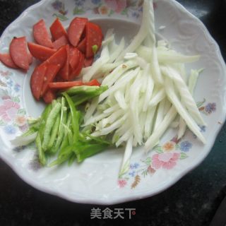 白菜青椒炒火腿的做法步骤：1