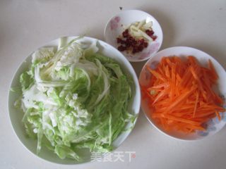 胡萝卜炒圆白菜丝的做法步骤：1