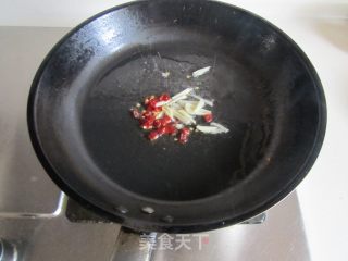 胡萝卜炒圆白菜丝的做法步骤：2