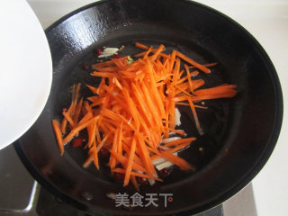 胡萝卜炒圆白菜丝的做法步骤：3