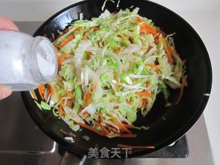 胡萝卜炒圆白菜丝的做法步骤：5