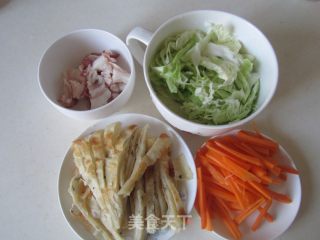 圆白菜炒饼的做法步骤：1