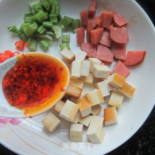 拌香肠豆腐丁的做法步骤：3