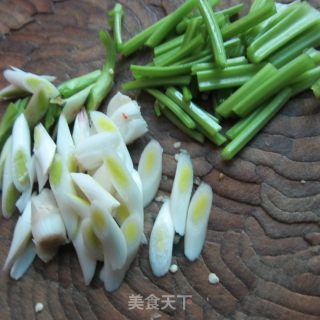 大蒜芹菜烧腊鱼的做法步骤：2