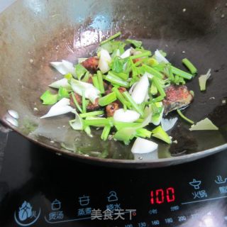 大蒜芹菜烧腊鱼的做法步骤：5