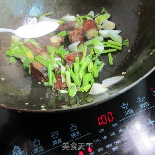 大蒜芹菜烧腊鱼的做法步骤：7