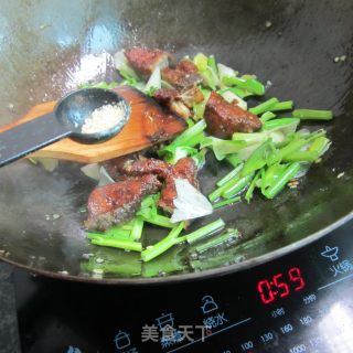 大蒜芹菜烧腊鱼的做法步骤：9
