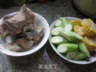 丝瓜玉米筒骨汤的做法步骤：1