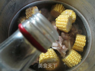 丝瓜玉米筒骨汤的做法步骤：4