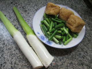 蒜薹油豆腐炒茭白的做法步骤：1