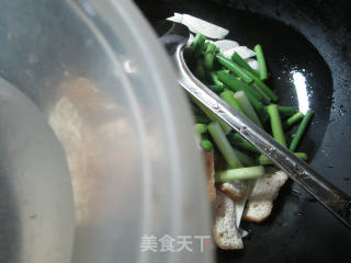 蒜薹油豆腐炒茭白的做法步骤：6