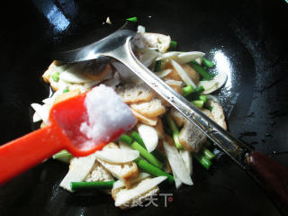 蒜薹油豆腐炒茭白的做法步骤：9