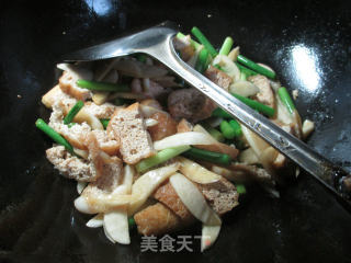 蒜薹油豆腐炒茭白的做法步骤：10
