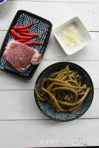 酸爽开胃肉末炒豆角的做法步骤：1