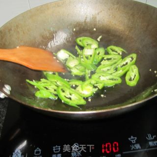 青椒炒烤肠的做法步骤：3