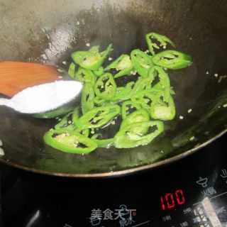 青椒炒烤肠的做法步骤：4
