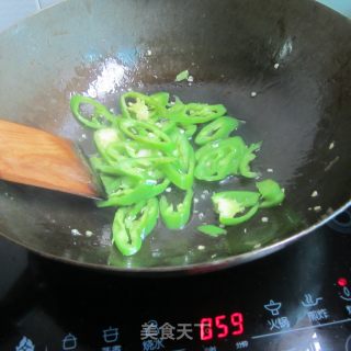 青椒炒烤肠的做法步骤：5