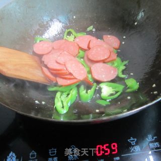 青椒炒烤肠的做法步骤：6