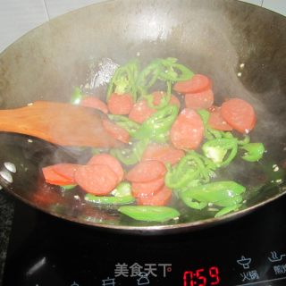 青椒炒烤肠的做法步骤：7
