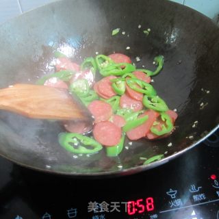 青椒炒烤肠的做法步骤：8