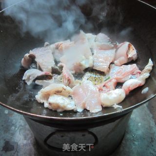 莴笋煮鱼的做法步骤：2
