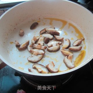 油豆腐烧香菇的做法步骤：2