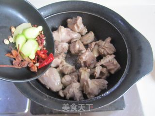 茭白烧鸭腿的做法步骤：4