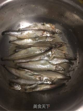 炸多春鱼的做法步骤：1