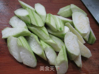 丝瓜油豆腐煮腊鸡腿的做法步骤：3