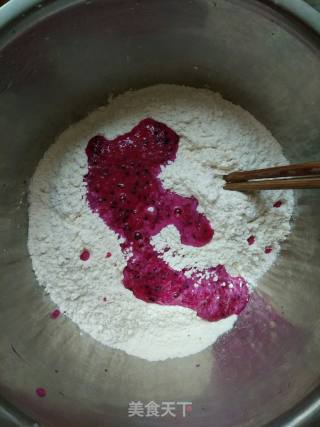 红心火龙果粒粒面的做法步骤：2