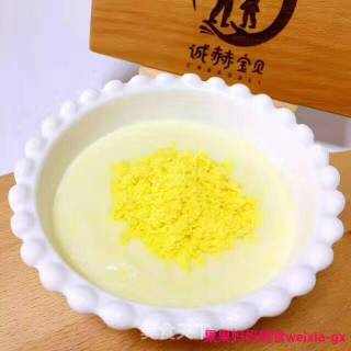 果果妈妈辅食[爱心]【奶香蛋黄糊】8m+食材：钙铁锌有机米粉、熟蛋黄、婴儿配方奶的做法步骤：5