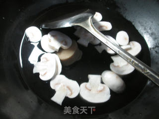 蘑菇鸡蛋汤面的做法步骤：2