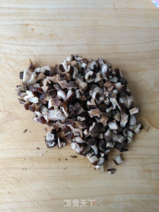 香菇鸡肉酱油炒饭的做法步骤：1