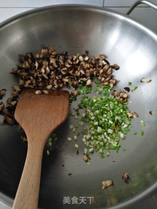 香菇鸡肉酱油炒饭的做法步骤：6