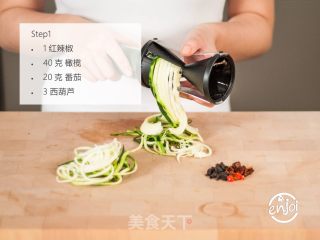 西葫芦丝佐柠檬汁的做法步骤：1