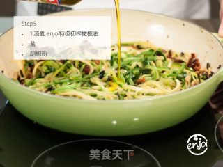 西葫芦丝佐柠檬汁的做法步骤：5