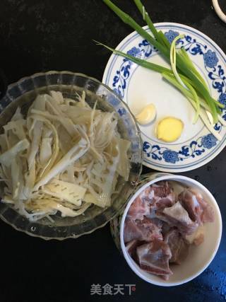 笋烧排骨的做法步骤：1