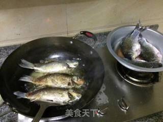 锅巴鲫鱼的做法步骤：1