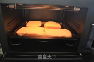 黄金吐司香肠沙拉的做法步骤：3
