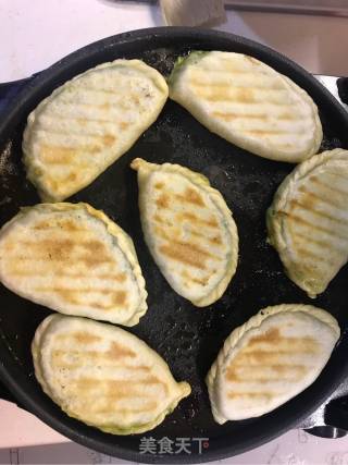 媲美饭店韭菜盒子的做法步骤：12
