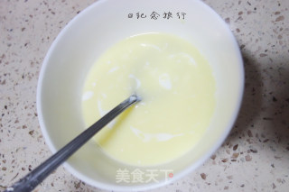 草莓海绵豆沙裱花纸杯蛋糕的做法步骤：1