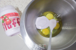 草莓海绵豆沙裱花纸杯蛋糕的做法步骤：2