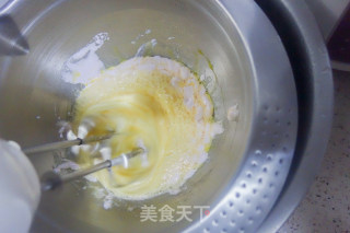 草莓海绵豆沙裱花纸杯蛋糕的做法步骤：3