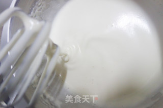 草莓海绵豆沙裱花纸杯蛋糕的做法步骤：4