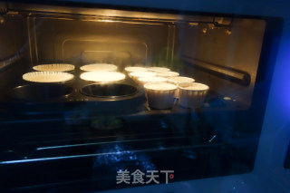 草莓海绵豆沙裱花纸杯蛋糕的做法步骤：8